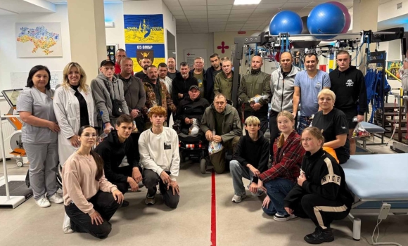 Учні вінницьких шкіл передали подарунки для більш як півтисячі поранених воїнів