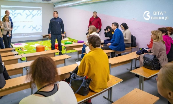 Укриття в підвалі школи під час повітряної тривоги