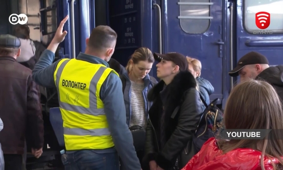 Українські біженці зможуть отримати кошти державної підтримки просто на вокзалі Укрзалізниці