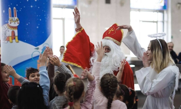 Укрпошта відкрила Різдвяну резиденцію та презентувала марку «Світло Миколая» Укрпошта відкрила Різдвяну резиденцію та презентувала марку «Світло Миколая»