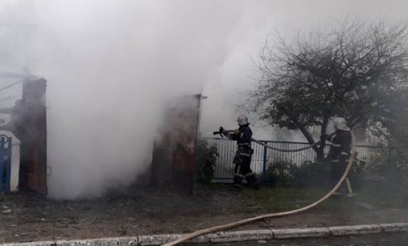 Бершадські вогнеборці гасили пожежу в гаражі