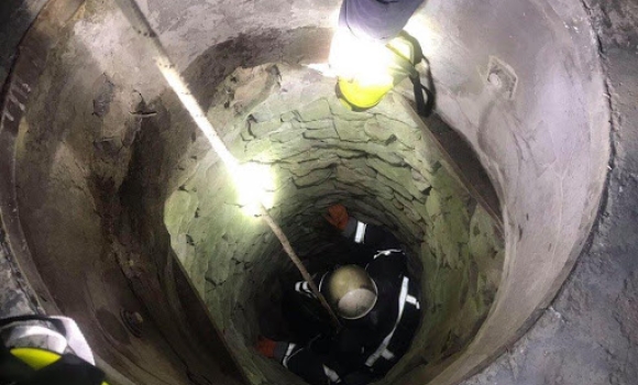 На Вінниччині рятувальники дістали чоловіка, який впав на дно колодязя