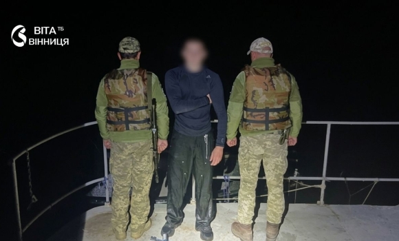 Уночі в холодній воді прикордонники на катері перехопили 30-річного плавця на Дністрі