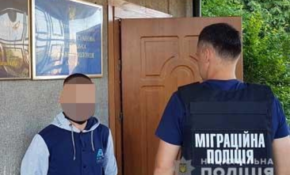 Вінницькі поліцейські примусово повернули у Молдову судимого громадянина