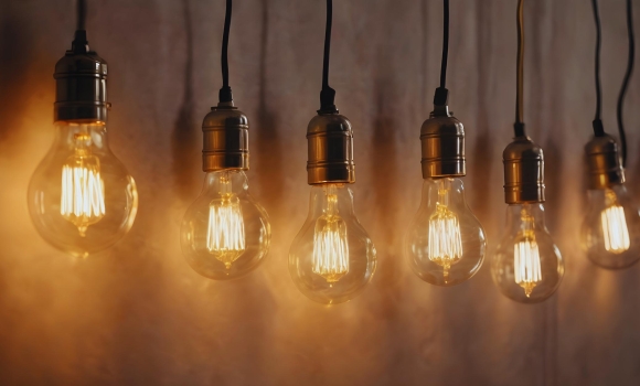 Уряд доручив перекинути світло з реклами й інфраструктури до квартир українців Уряд доручив перекинути світло з реклами й інфраструктури до квартир українців