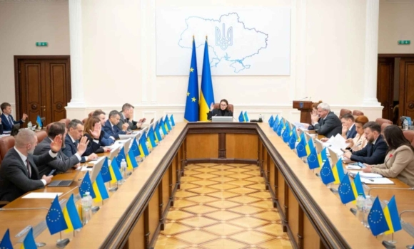 Уряд підвищив виплати прийомним батькам і батькам-вихователям