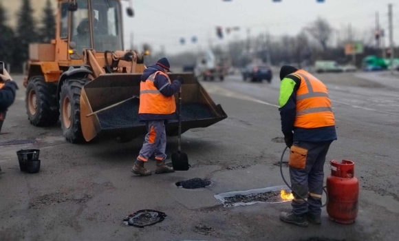 Усувають найкритичніші пошкодження до початку основних ремонтів доріг Вінниці