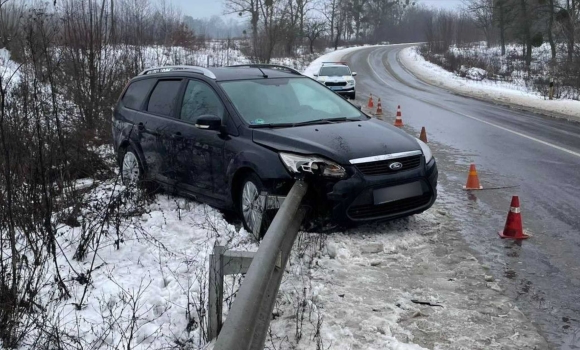В Гайсинському районі автомобіль зіткнувся з відбійником – постраждала пасажирка