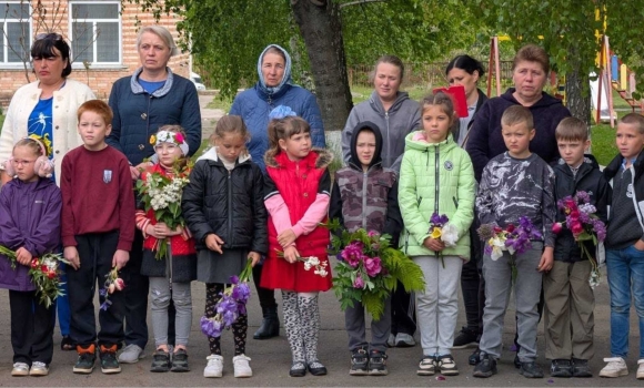В Гайсинському районі на фасаді школи відкрили меморіальну дошку полеглому захиснику