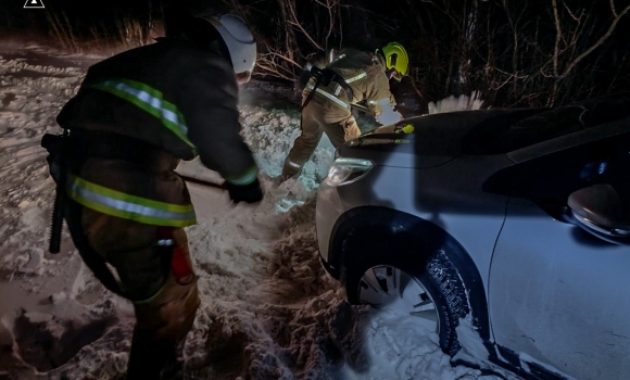 В Глуховецькій громаді сім легковиків застрягли в снігових заметах