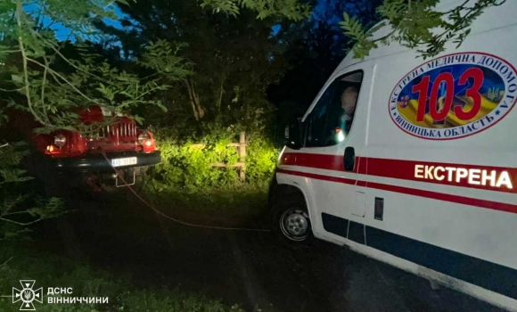 В Крижопільській громаді автомобіль «екстренки» застряг на ґрунтовій дорозі