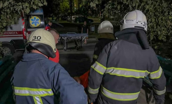 В Ладижині, щоб допомогти пенсіонеру довелось ламати двері квартири