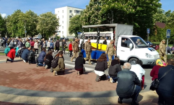 В Ладижинській громаді попрощалися з навідником кулеметного взводу, який загинув на Луганщині