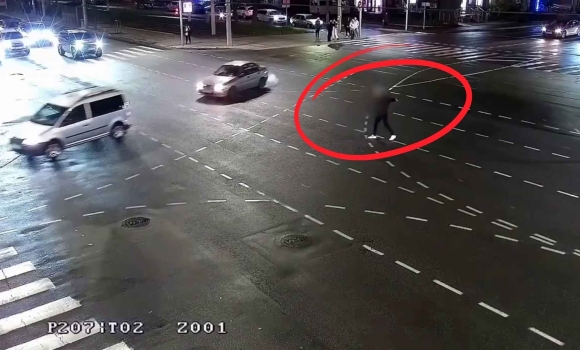 В об'єктив камер відеоспостереження Вінниці потрапив неадекватний пішохід