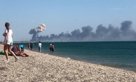 В окупованому Криму - вибухи, горить авіабаза