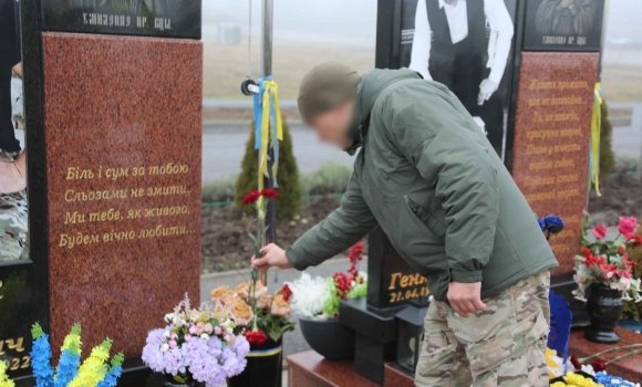 В пам'ять про загиблого КОРдівця у Вінниці влаштували мітинг-реквієм на кладовищі