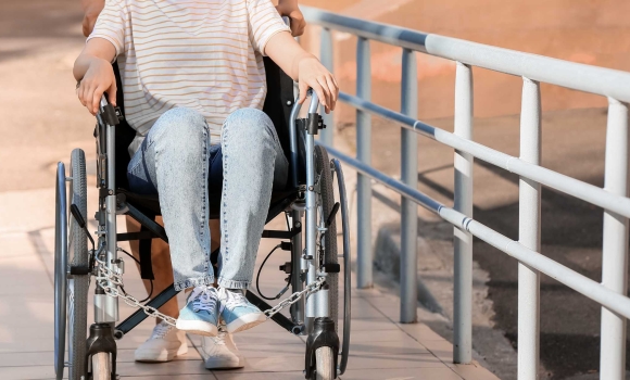 В селищі Десна встановлять пандус біля багатоповерхівки