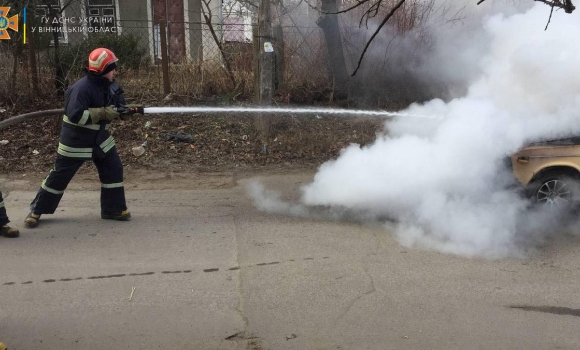 В Тульчині посеред вулиці загорівся автомобіль