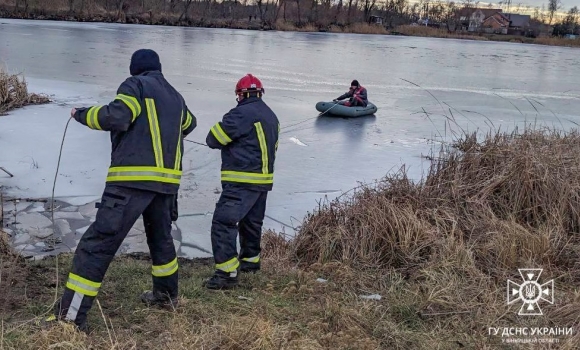 В Якушинецькій громаді з крижаної води рятувальники дістали чоловіка