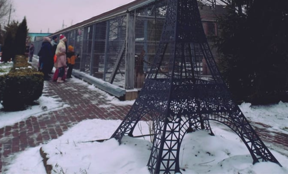 В зоопарку у Вінниці встановили "Ейфелеву вежу" з українським орнаментом