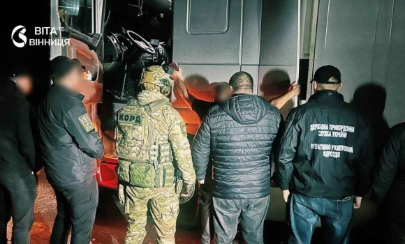 Вантажівка з палетами молочної продукції біля кордону з Молдовою під час огляду правоохоронцями