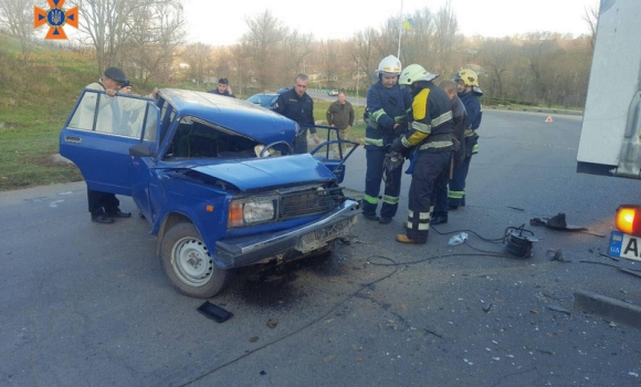 ВАЗ протаранив MAN вінницькі рятувальники діставали водія з потрощеного легковика