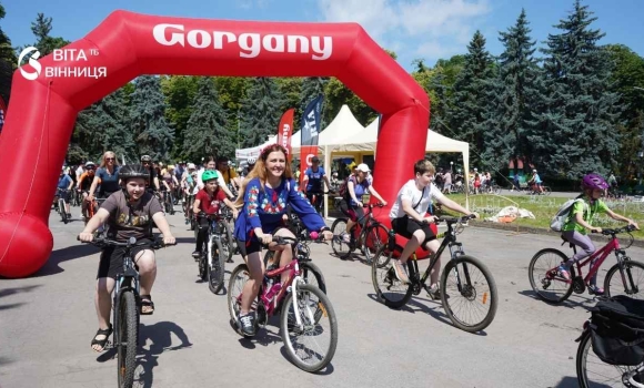 Велодень у Вінниці 500 учасників, 7 кілометрів і 130 тисяч гривень для ЗСУ
