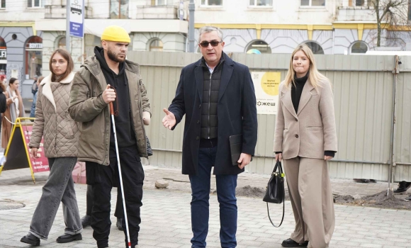 Ветеран Андрій Соловко протестував безбар’єрний маршрут в середмісті Вінниці Ветеран Андрій Соловко протестував безбар’єрний маршрут в середмісті Вінниці