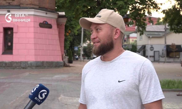 Ветеран на протезі йде пішки з Вінниці до Хмельницького заради побратимів Ветеран на протезі йде пішки з Вінниці до Хмельницького заради побратимів