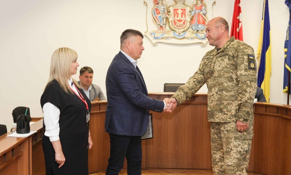 Ветеран російсько-української війни отримав у Вінниці сертифікат на придбання авто