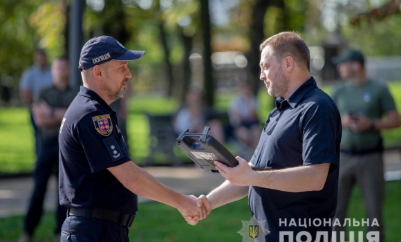 Вибухотехнік з Вінниці отримав нагородну зброю від Міністра внутрішніх справ