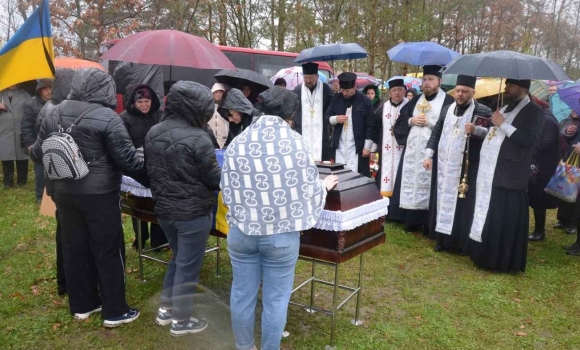 Від робітника заводу до командира гармати Літинська громада прощалася з 30-річним артилеристом