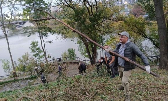 Від сходів на Оводова до пам'ятника Богуну як прибирали сквер Кумбари у Вінниці Від сходів на Оводова до пам'ятника Богуну як прибирали сквер Кумбари у Вінниці