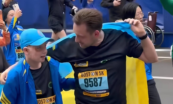 Від трагедії у Вінниці до фінішу в Бостоні незламний Ромчик Олексів пробіг марафон заради порятунку дітей