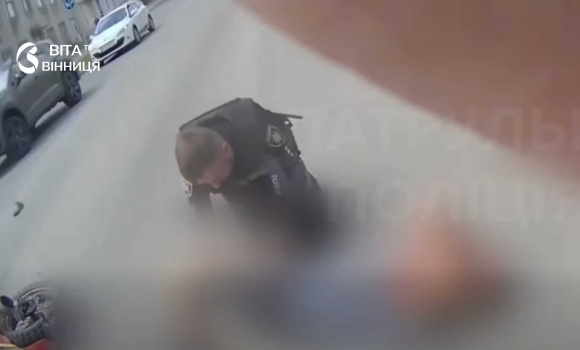 Відкритий перелом і кровотеча у Вінниці патрульні допомогли мотоциклісту після ДТП Відкритий перелом і кровотеча у Вінниці патрульні допомогли мотоциклісту після ДТП