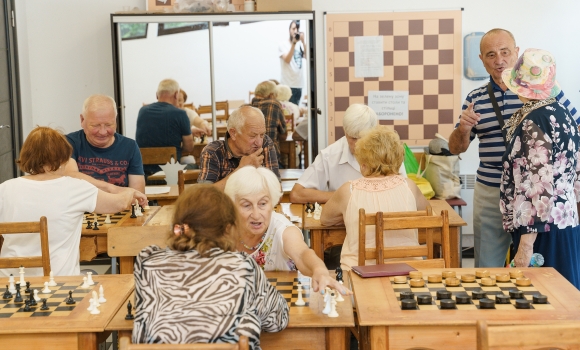 Відвідувачі Вінницького Терцентру влаштували турнір із шахів