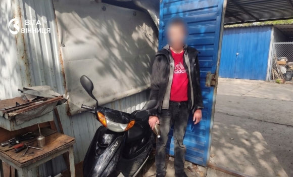 Віджав двері гаража о третій ночі у Вапнярці 18-річний спритник викрав скутер