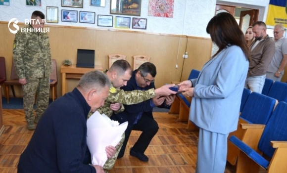 Відзнака Головнокомандувача та знак «Честь та Пам'ять» на Тульчинщині вшанували полеглого офіцера