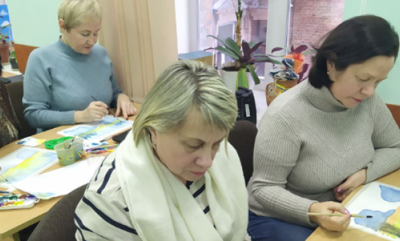 Вік не завада таланту: у Вінницькому терцентрі працює гурток з малювання