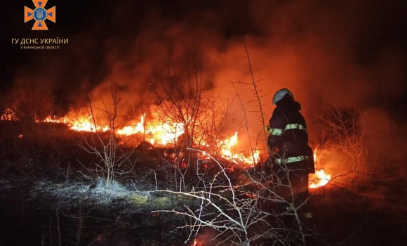 Вінничан закликають не спалювати суху траву - це шкідливо й небезпечно