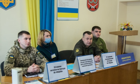 Вінничанам розповіли про переваги служби в Збройних Силах України