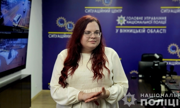 Вінничанка приймає сотні викликів на лінію 102, а після роботи навчає дітей історії України