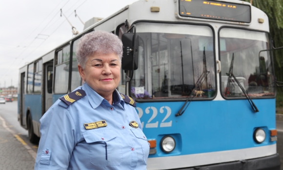 Вінничанка вже 43 роки водить тролейбуси вулицями нашого міста