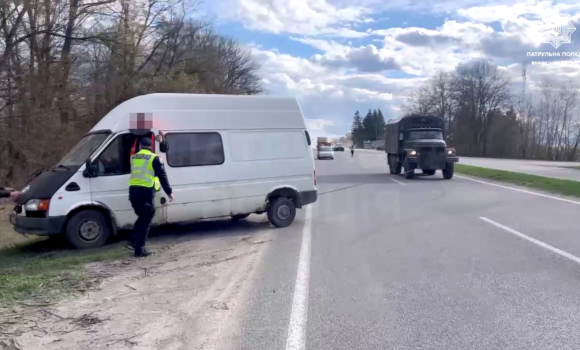 Вінницькі патрульні разом з військовими допомогли водієві, який злетів у кювет