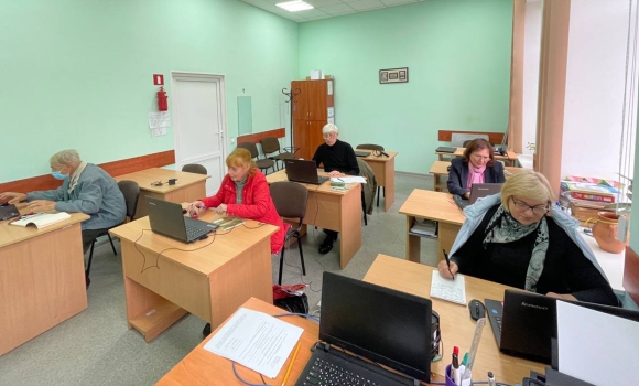 Вінницькі пенсіонери навчаються комп’ютерної грамотності у Терцентрі