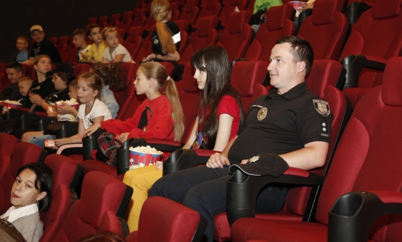 Вінницькі поліцейські організували діткам-переселенцям похід в кінотеатр