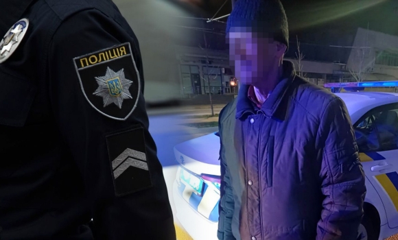 Вінницькі поліцейські повернули додому дідуся, який блукав містом 