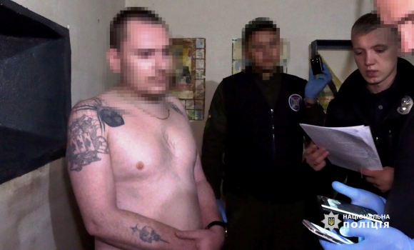 Вінницькі поліцейські викрили засудженого — ошукував українців із-за ґрат