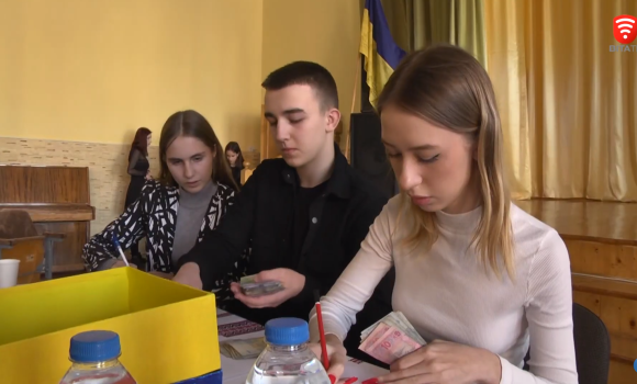 Вінницькі школярі зібрали понад 70 тисяч грн на потреби "Червоної калини"