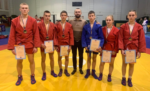 Вінницькі спортсмени привезли вісім медалей із чемпіонатів з боротьби самбо